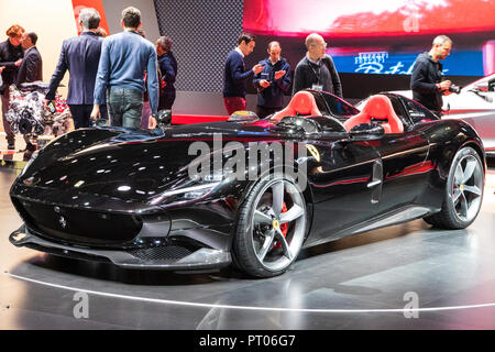 PARIS, le 2 octobre 2018 : Ferrari Monza SP2 Speedster voiture de sport reveiled au Mondial de Paris. Banque D'Images