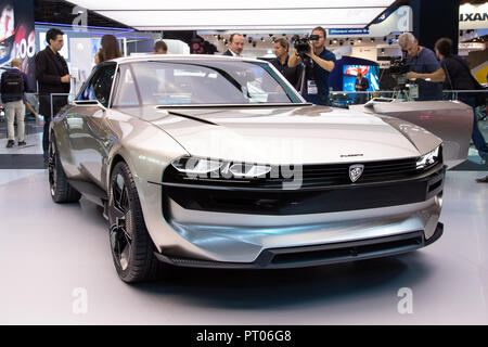 PARIS, le 2 octobre 2018 : Peugeot e-Legend retro voiture concept autonome présenté au Mondial de Paris. Banque D'Images