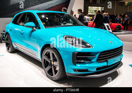 PARIS - Oct 3, 2018 : Nouvelle Porsche Macan 2019 voiture SUV présenté au Mondial de Paris. Banque D'Images