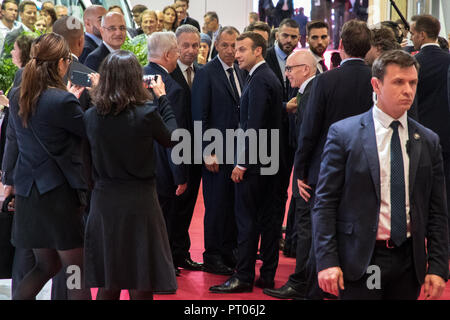 PARIS - Oct 3, 2018 : Le Président de la France, Emmanuel Macron visiter le Paris Motor Show 2018 edition. Banque D'Images