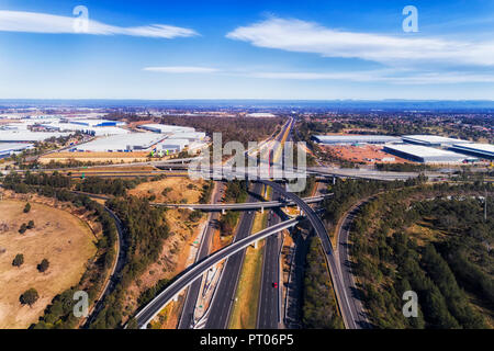 En forme de Star Light HOrse intercharge intersection des autoroutes M4 et M7 dans l'ouest de Sydney vu du dessus sur autoroute de multiples. Banque D'Images