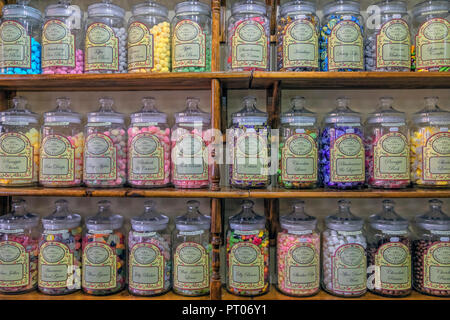 Une étagère pleine de bocaux à l'ancienne avec des bonbons Banque D'Images