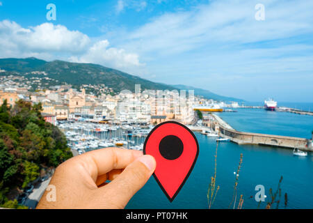 Libre de la main d'un jeune homme de race blanche avec un marqueur rouge vers le Vieux Port, le Vieux Port de Bastia, en Corse, France Banque D'Images