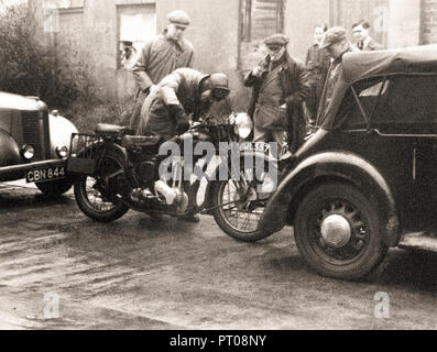 Les hommes réunis autour d'une rue en 1934 Ariel Red Hunter moto dans les années 1930 Banque D'Images