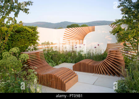 Petit mur de jardin de cour avec patio en pierre extérieur en bois meubles de jardin en bois latté chaises inclinables Allium et arbres UK Banque D'Images