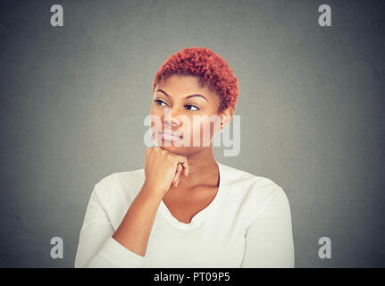 Femme de penser. Portrait d'une belle jeune femme sérieuse à la recherche de là Banque D'Images