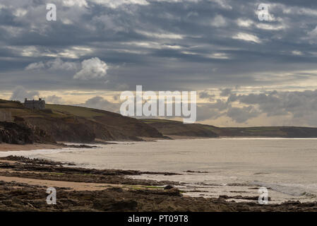 Afficher le long de la côte de la jolie ville de pêche sur la plage de Porthleven vers Looe Bar et Gunwalloe Banque D'Images