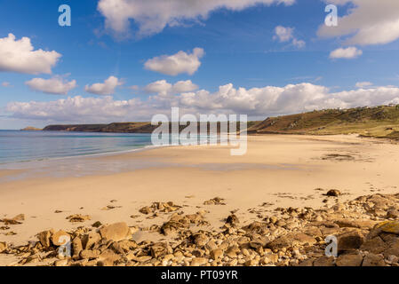 Sennen Cove dispose d'une superbe plage de sable de la courbe qui est une attraction majeure pour les touristes y compris surfers Banque D'Images