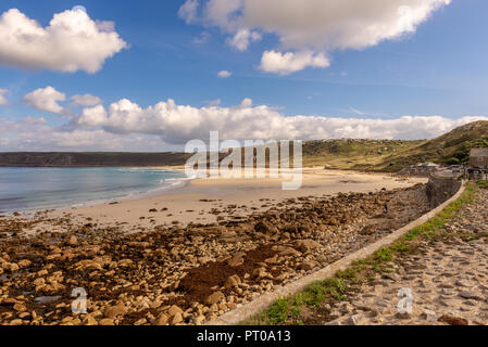 Sennen Cove dispose d'une superbe plage de sable de la courbe qui est une attraction majeure pour les touristes y compris surfers Banque D'Images