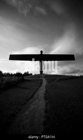 L'Ange de la statue du nord en noir et blanc. La sculpture emblématique de Gateshead, Tyneside, près de Newcastle. Banque D'Images