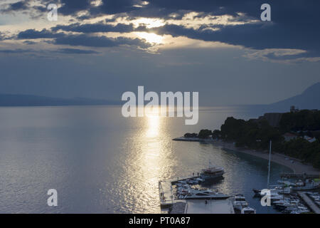 Le port du soir dans la mer Adriatique au coucher du soleil avec des yachts dans Brela en Croatie Banque D'Images