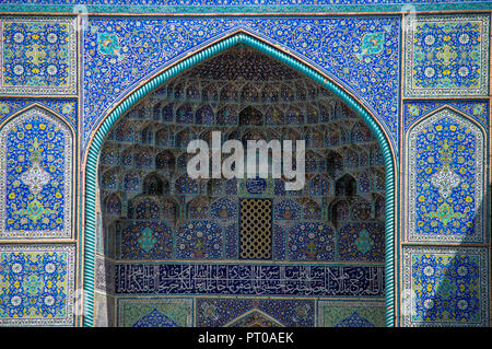 L'iwan de cheikh Lotfollah mosquée en place Imam à Isfahan, Iran Banque D'Images