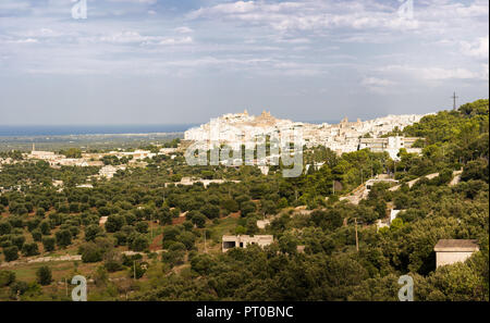 Skyline d'Ostuni, la ville blanche des Pouilles Banque D'Images