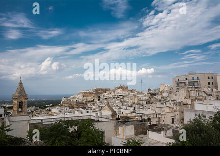 Skyline d'Ostuni, la ville blanche des Pouilles Banque D'Images