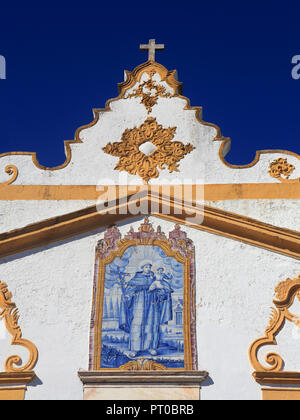 Le Portugal, l'Alentejo, Alter do Chao, Saint Anthony's - chapelle du couvent de Santo Antonio en jaune avec blanchis détaillant style baroque. Banque D'Images