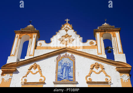 Le Portugal, l'Alentejo, Alter do Chao, Saint Anthony's - chapelle du couvent de Santo Antonio en jaune avec blanchis détaillant style baroque. Banque D'Images