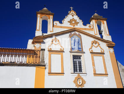 Le Portugal, l'Alentejo, Alter do Chao, Saint Anthony's - chapelle du couvent de Santo Antonio en jaune avec blanchis détaillant style baroque. Banque D'Images