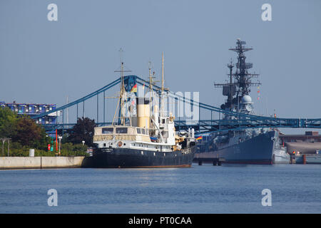 Kaiser Wilhelm, pont de bateau dans le port, Wilhelmshaven, Basse-Saxe, Allemagne, Europe Banque D'Images