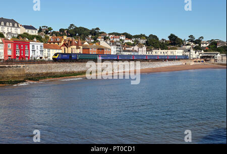 Un laissez-passer de TVH sur Dawlish 26.9.18 avec un service de Penzance. Banque D'Images