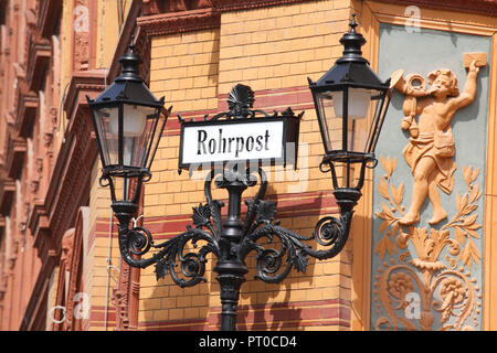 Vieille enseigne 'Rohrpost' avec l'ancienne lampe de rue à l'ancienne au Postfuhramt Oranienburger Straße, Berlin, Germany, Europe Banque D'Images