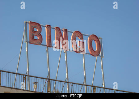Une enseigne lumineuse avec l'écriture le Bingo. Banque D'Images