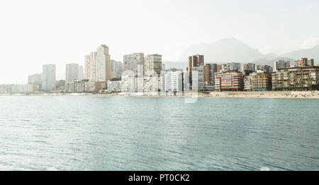 Panorama lumineux à Benidorm, ville à la mer Méditerranée, l'Espagne, l'Europe. Banque D'Images