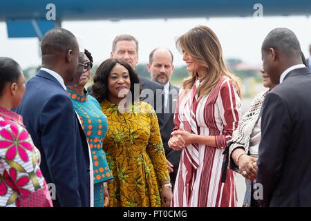 La première dame des États-Unis Melania Trump est accueilli lors de son arrivée à l'aéroport international de Kotoka Octobre 2, 2018 à Accra, Ghana. C'est le premier solo voyage international par la Première Dame. Banque D'Images