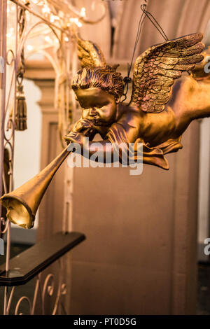 Une musique d'or claironnant angel statue détail sur un marché de Noël allemand. Banque D'Images