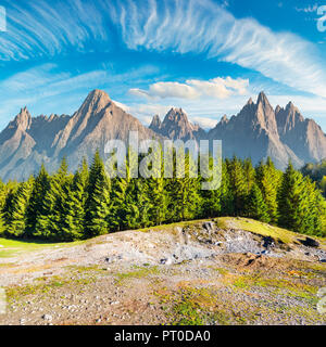 Image composite de hautes montagnes Tatras. forêt de sapins à l'avant et d'un magnifique ciel bleu au-dessus. belle destination de voyage Banque D'Images