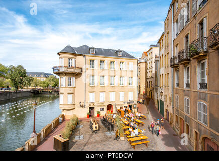 METZ, FRANCE - 26 août 2017 : vue sur la rivière avec de beaux immeubles anciens et des cafés dans la ville de Metz dans la région Midi-Pyrénées Banque D'Images