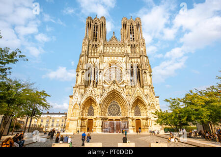 REIMS, FRANCE - 27 août 2017 : vue sur la foule du square près de la célèbre cathédrale Notre-Dame de Reims, France Banque D'Images