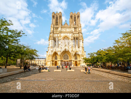 REIMS, FRANCE - 27 août 2017 : vue sur la foule du square près de la célèbre cathédrale Notre-Dame de Reims, France Banque D'Images