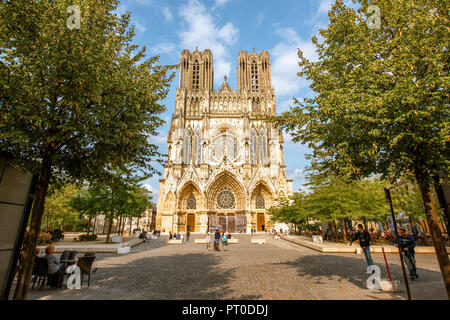 REIMS, FRANCE - 27 août 2017 : vue sur la foule du square près de la célèbre cathédrale Notre-Dame de Reims, France Banque D'Images