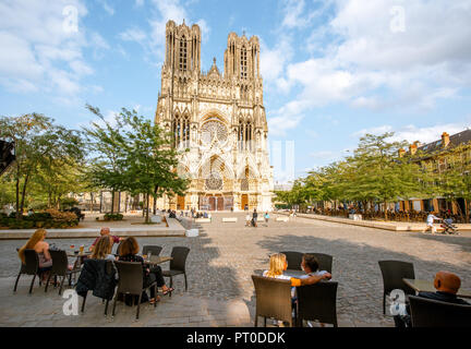 REIMS, FRANCE - 27 août 2017 : vue sur la place avec un café-bar près de la célèbre cathédrale Notre-Dame de Reims, France Banque D'Images