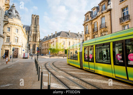 REIMS, FRANCE - 27 août 2017 : Street view avec le tram et la cathédrale en arrière-plan à Reims en région Champagne-Ardenne en France Banque D'Images