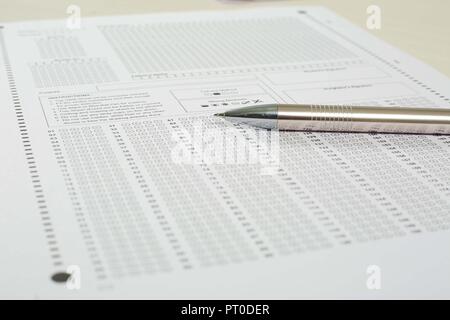 Photo de feuille d'examen et d'un stylo. Isolé sur fond blanc. Banque D'Images