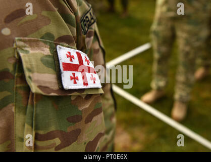 Patch géorgien drapeau sur le bras de soldats. Les troupes de Géorgie Banque D'Images