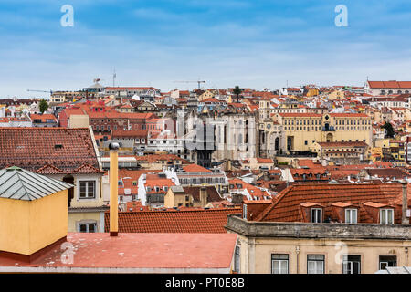 Toits de Lisbonne vue du château - l'Elevador de Santa Justa peut être vu dans la distance Banque D'Images