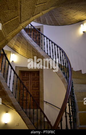 Célèbre escalier en pierre à triple spirale au monastère de San Domingo de Bonaval, Museo do Pobo Galego. Saint-Jacques-de-Compostelle, Espagne. Banque D'Images