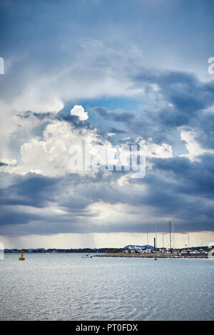 Nuages de pluie sur le port de Alcudia, Mallorca, Espagne. Banque D'Images