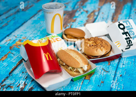 Des hamburgers, des boissons et des frites de MCDONALD'S, 22.01.2018, Renningen, Allemagne sur fond bleu clair, Banque D'Images