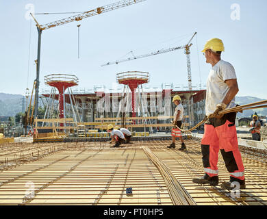 Les travailleurs sur le site de construction de la préparation des barres de fer Banque D'Images