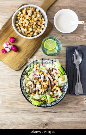 Bol de salade césar avec de la viande et de radis rouge Banque D'Images