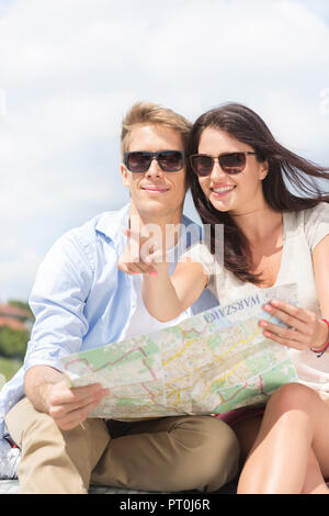 Pologne, Varsovie, Young couple reading plan de ville Banque D'Images