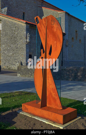 Sculpture en métal sculpté d'un pèlerin sur la route de Camino de Santiago depuis le village de Noja, Cantabria, Spain, Europe Banque D'Images