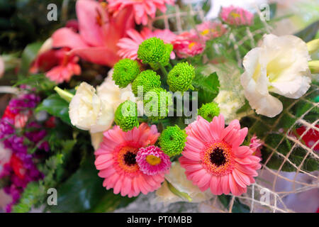 Bouquet de fleurs dans un panier Banque D'Images