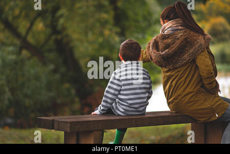 Jeune fille faisant quelque chose sur un petit enfant Banque D'Images