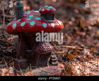 Un peu rouge mushroom house dans une forêt une journée d'automne, avec des taches blanches sur le toit Banque D'Images