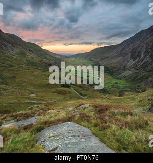 Belle moody image paysage de Nant Francon Valley dans le Snowdonia pendant le coucher du soleil en automne Banque D'Images