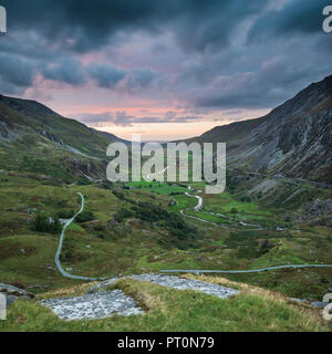 Belle moody image paysage de Nant Francon Valley dans le Snowdonia pendant le coucher du soleil en automne Banque D'Images